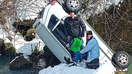 Son dakika, otomobil dereye uçtu
