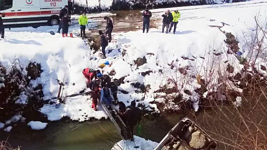 Son dakika, otomobil dereye uçtu
