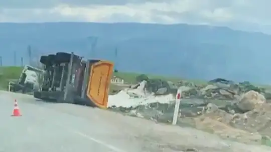 Kontrolden çıkan tır kaza yaptı