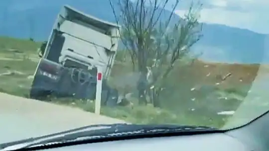 Kontrolden çıkan tır kaza yaptı