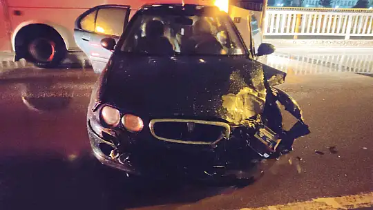 Köprü korkuluklarına çarptı