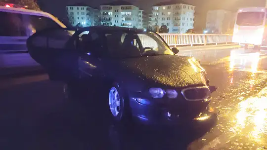 Köprü korkuluklarına çarptı