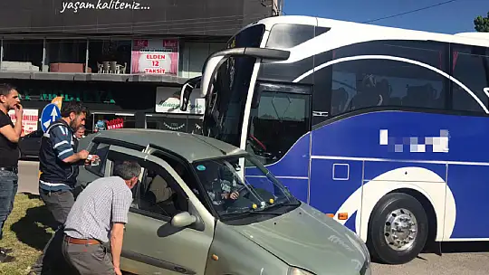 Otobüs ile otomobil çarpıştı