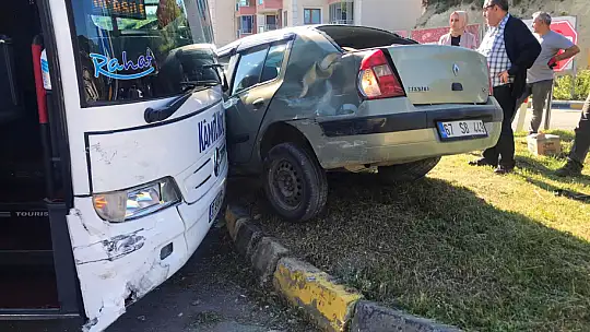 Otobüs ile otomobil çarpıştı