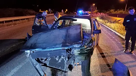 Orta refüje çarptı, sürücü kayıp