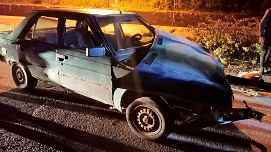 Orta refüje çarptı, sürücü kayıp