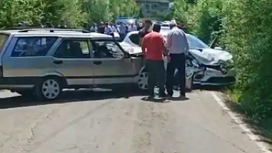 İki araç kafa kafaya çarpıştı