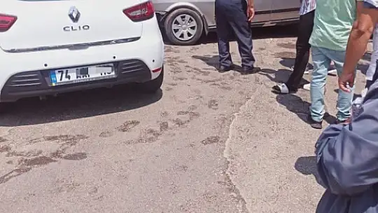 İki araç kafa kafaya çarpıştı