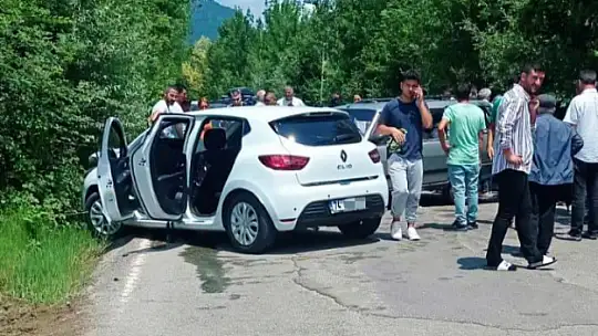 İki araç kafa kafaya çarpıştı