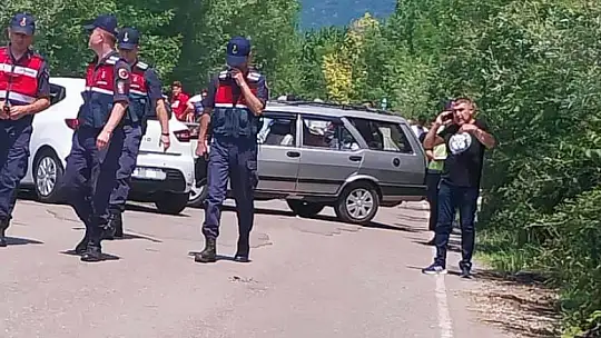 İki araç kafa kafaya çarpıştı