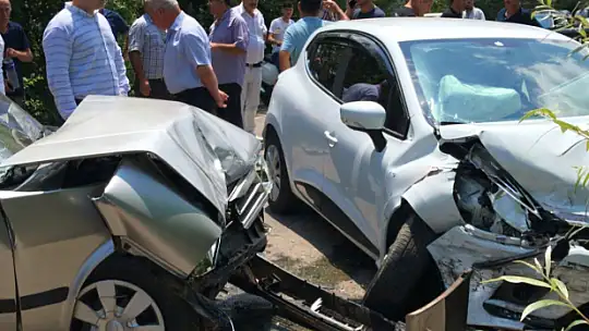 İki araç kafa kafaya çarpıştı