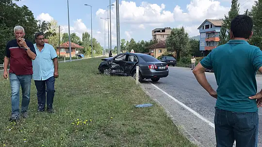 Kavşakta iki araç çarpıştı