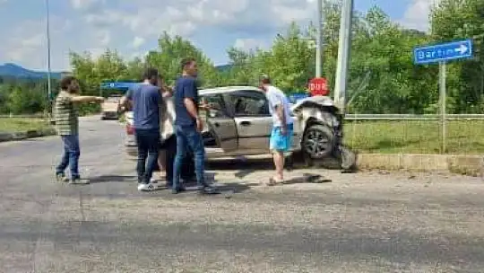 Kavşakta iki araç çarpıştı