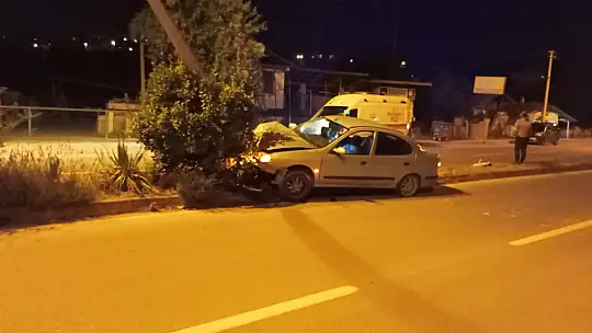 Orta refüjdeki direğe çarptı