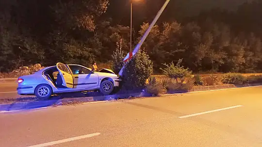 Orta refüjdeki direğe çarptı