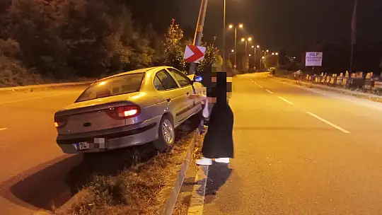 Orta refüjdeki direğe çarptı