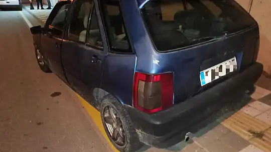 Kaldırıma çıktı, direğe çarptı