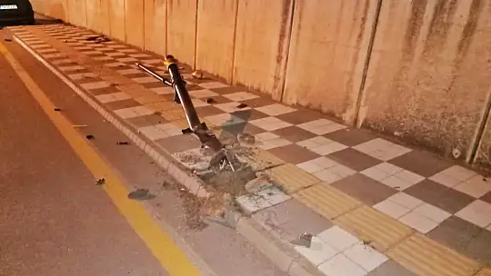 Kaldırıma çıktı, direğe çarptı