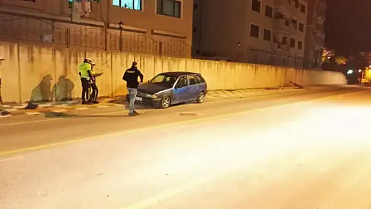 Kaldırıma çıktı, direğe çarptı