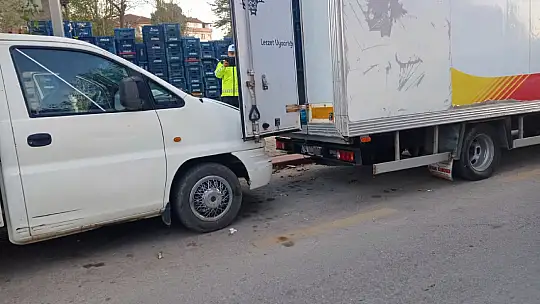 İki aracın arasına sıkıştı