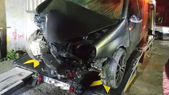 Otomobil iş makinesine çarptı