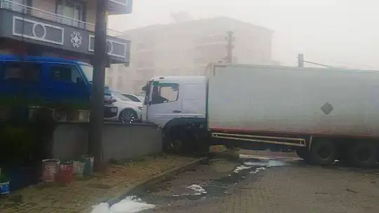 Patlayıcı yüklü kamyon duvara çarptı