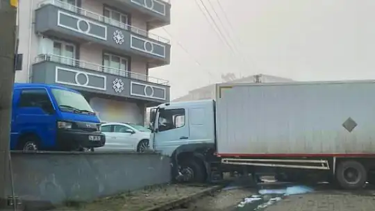 Patlayıcı yüklü kamyon duvara çarptı