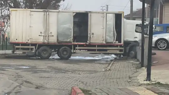 Patlayıcı yüklü kamyon duvara çarptı