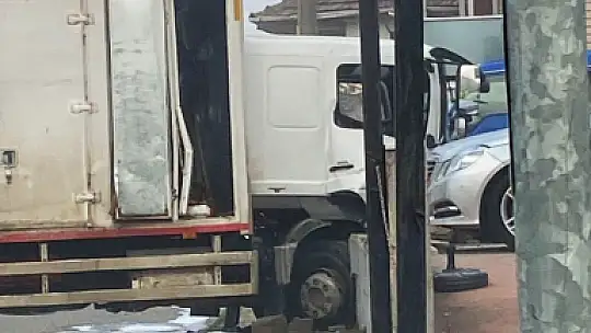 Patlayıcı yüklü kamyon duvara çarptı
