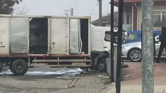Patlayıcı yüklü kamyon duvara çarptı