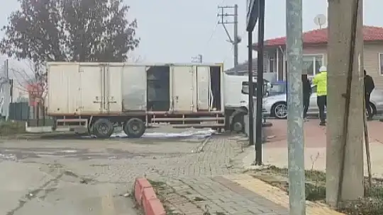 Patlayıcı yüklü kamyon duvara çarptı