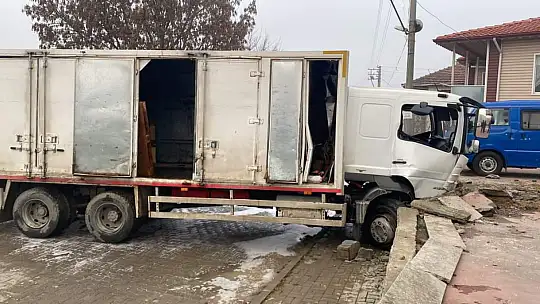 Patlayıcı yüklü kamyon duvara çarptı