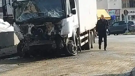 Patlayıcı yüklü kamyon duvara çarptı
