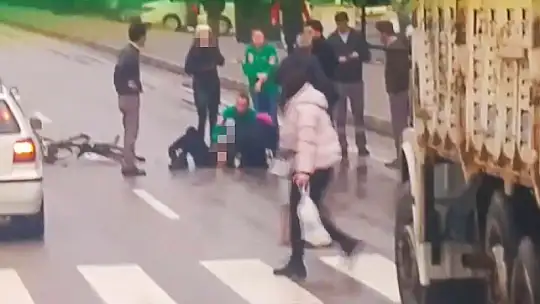 Bisikletli kadına araba çarptı