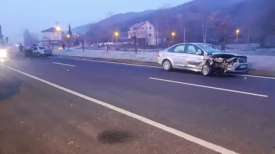 İki otomobil çarpıştı