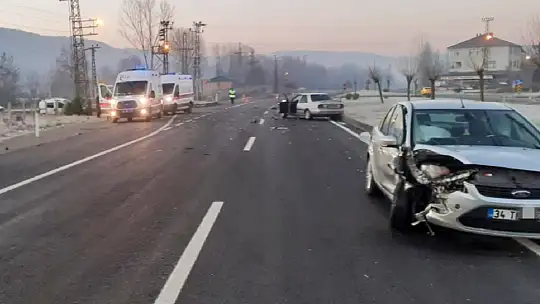 İki otomobil çarpıştı