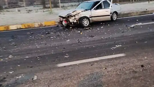 İki otomobil çarpıştı