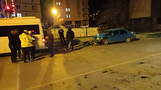 Yolcu servisine arkadan çarptı