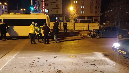 Yolcu servisine arkadan çarptı