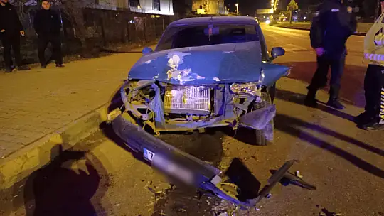 Yolcu servisine arkadan çarptı