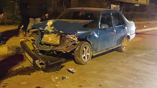 Yolcu servisine arkadan çarptı