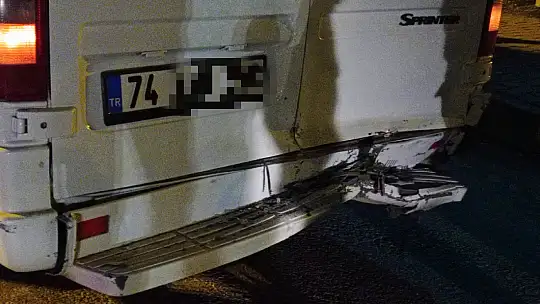 Yolcu servisine arkadan çarptı