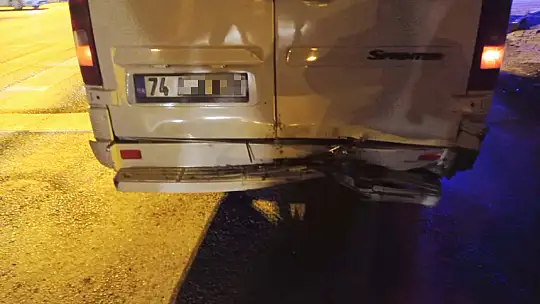 Yolcu servisine arkadan çarptı