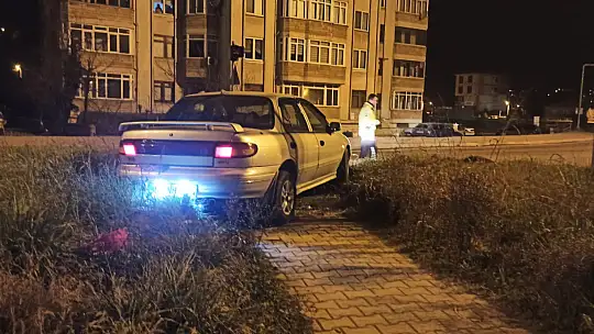 Arabayı bırakıp gitti