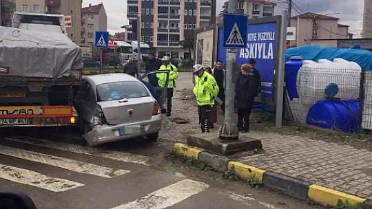 Tır kavşakta otomobili sıkıştırdı