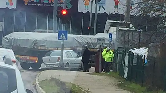 Tır kavşakta otomobili sıkıştırdı