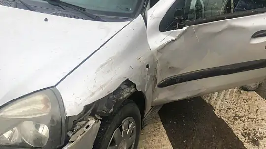 Tır kavşakta otomobili sıkıştırdı