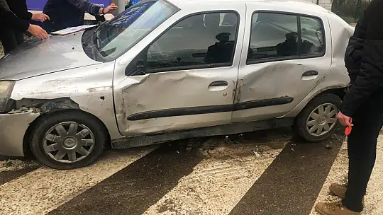 Tır kavşakta otomobili sıkıştırdı