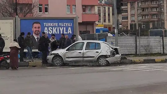 Tır kavşakta otomobili sıkıştırdı