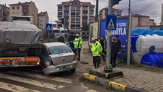 Tır kavşakta otomobili sıkıştırdı